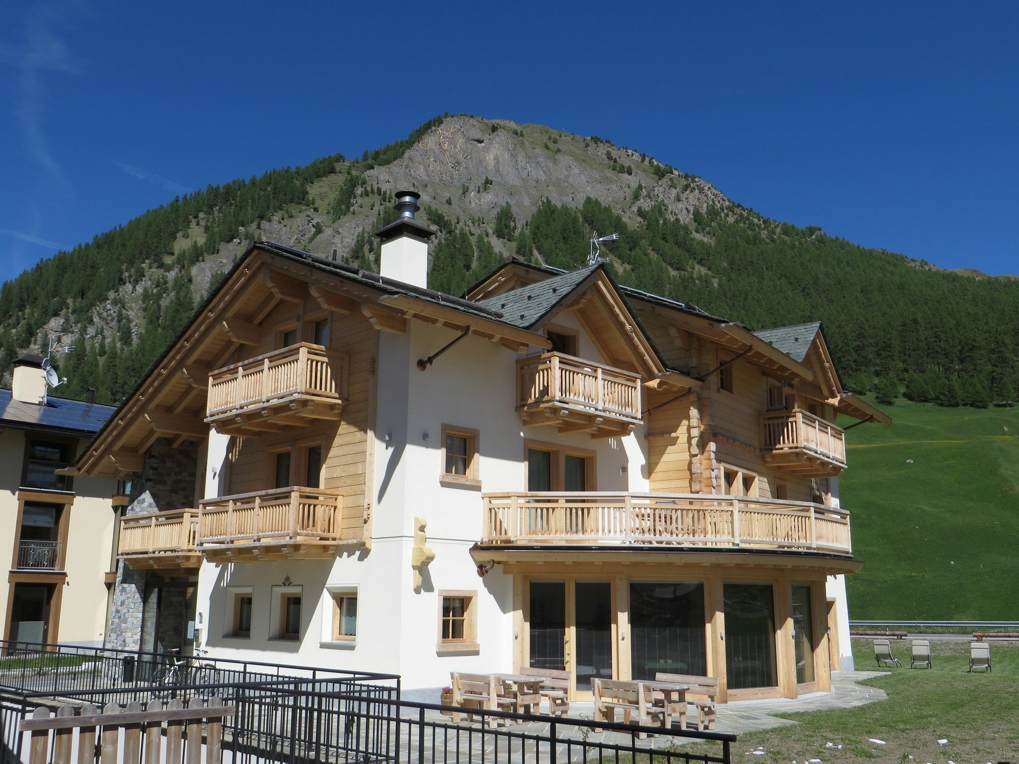 B&B Ecohotel Chalet Des Alpes Livigno Exterior photo